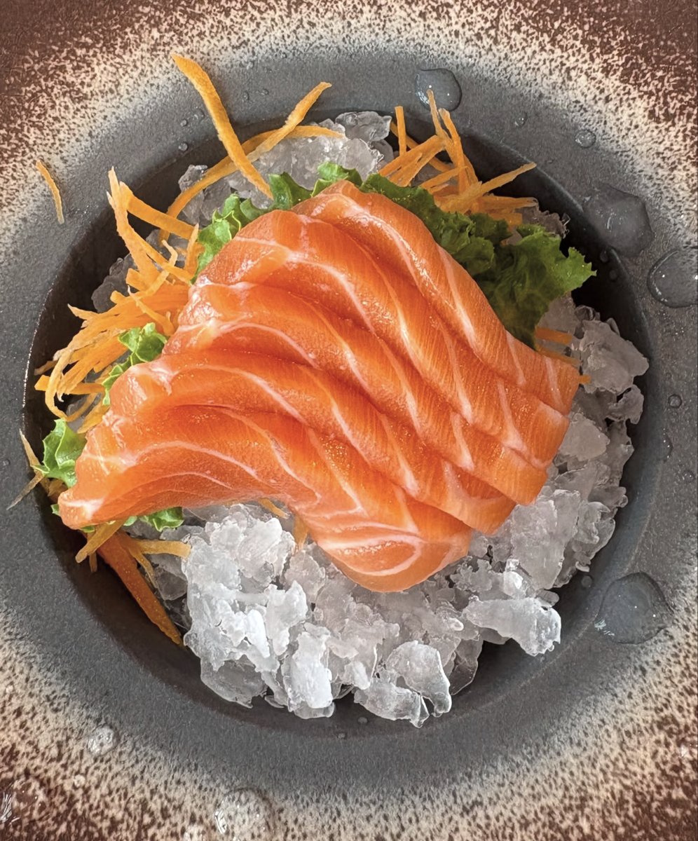 Sashimi di salmone su ghiaccio