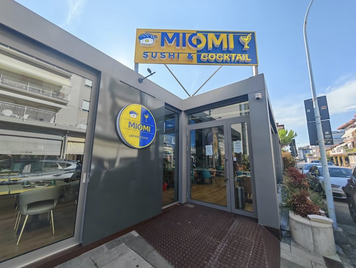 L'ingresso di MIOMI a Jesolo con l'insegna gialla e blu