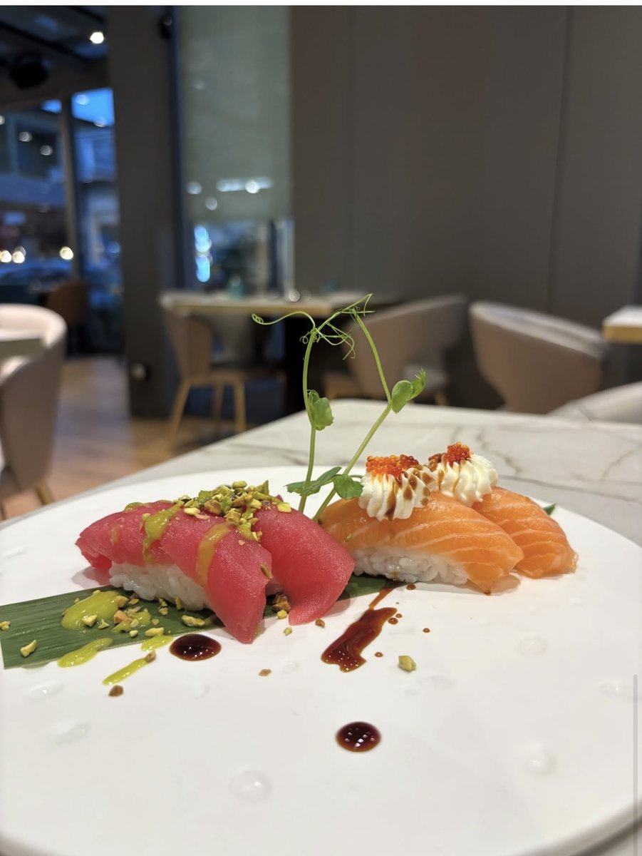 Nigiri di tonno con granella di pistacchio e nigiri di salmone